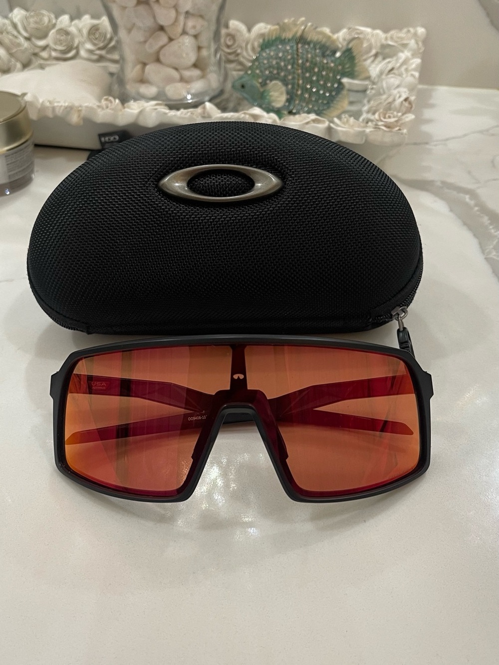 NWOT UNISEX Oakley Shield Sunglasses with Red and Black Frame